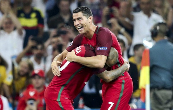 Ricardo Quaresma y Cristiano Ronaldo celebran la clasificación de su equipo.