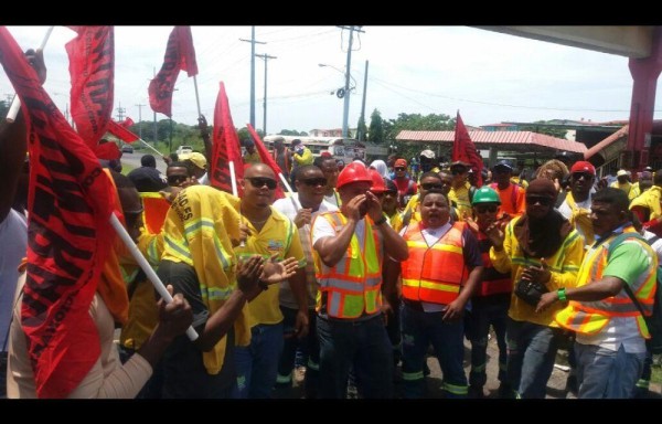 Son alrededor de dos mil los obreros que reclaman mejores condiciones laborales.