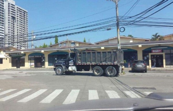 Se quejan del paso de equipo pesado.