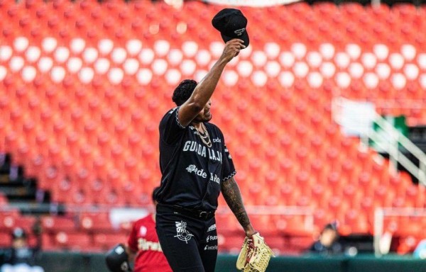 Humberto Mejía saludando a los fanáticos después de su actuación.