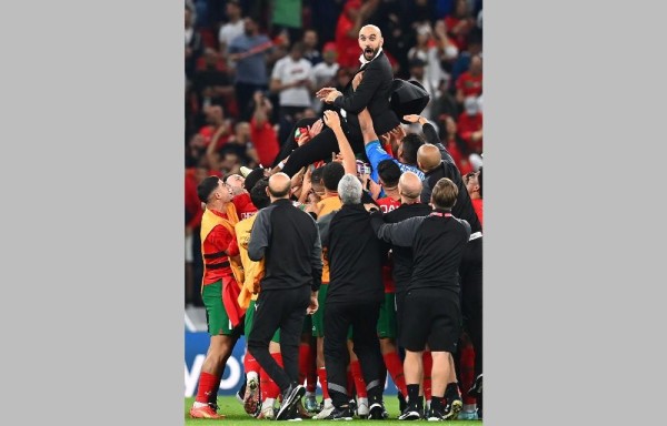 Walid Regragui en brazo de sus jugadores.