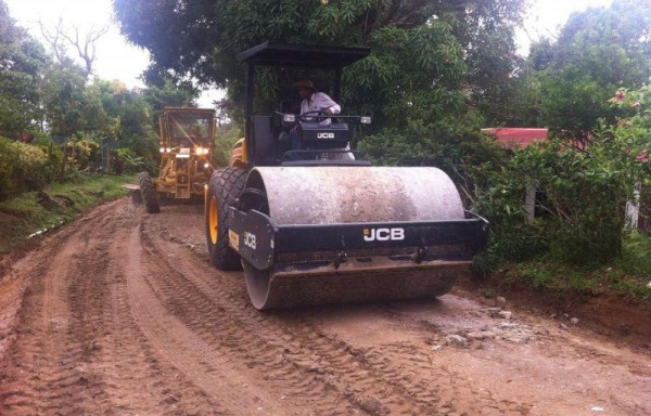 Rehabilitación de calzada en la vía hacia Cabuya de Antón.