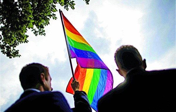 Siete hombres fueron detenidos por mostrar una bandera arcoiris en un concierto en El Cairo.