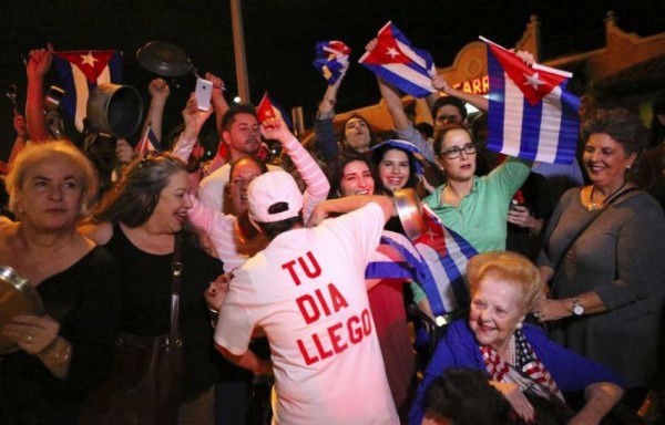 Las banderas de Cuba fueron ondeadas durante la manifestación.