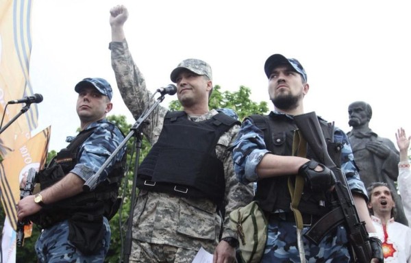 Prorrusos armados vigilan sus viviendas.