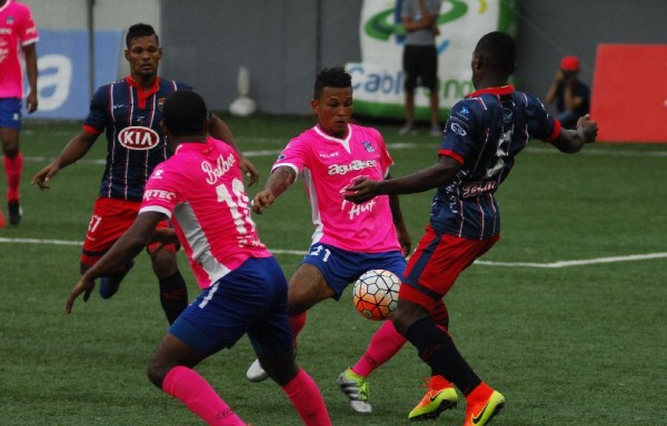 Plaza empató 2-2 con Árabe Unido para continuar invicto.