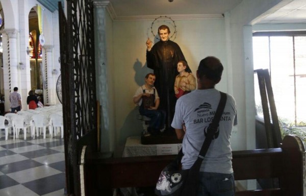 Ayer se realizaban los preparativos para las festividades del santo y los devotos pedían favores en la iglesia.