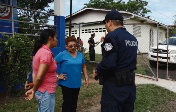 Policía le metió un puñetazo a niño en escuela