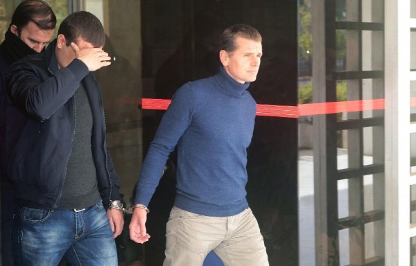 Alexander Vinnik (der.), especialista en criptomonedas, está preso en Francia.