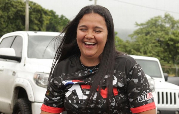 Nicole Díaz emocionada al terminar como triunfadora en los 13 segundos.