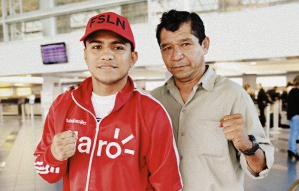 ‘El Chocolatito' González, junto a su entrenador Obando