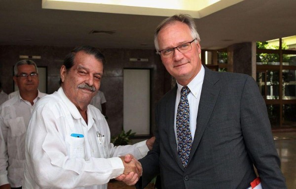 Cubano Abelardo Moreno (I), junto al Christian Leffler (D).