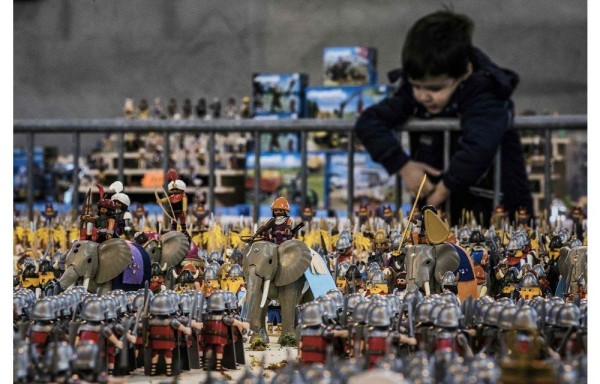Recrea batalla con más de 26 mil muñecos