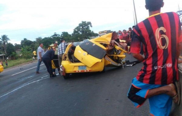 Conductores que pasaban bajaron para ayudar a los atrapados.