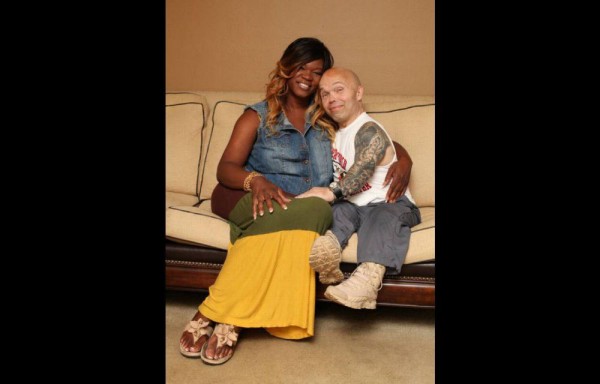 Él es enano y ella transexual