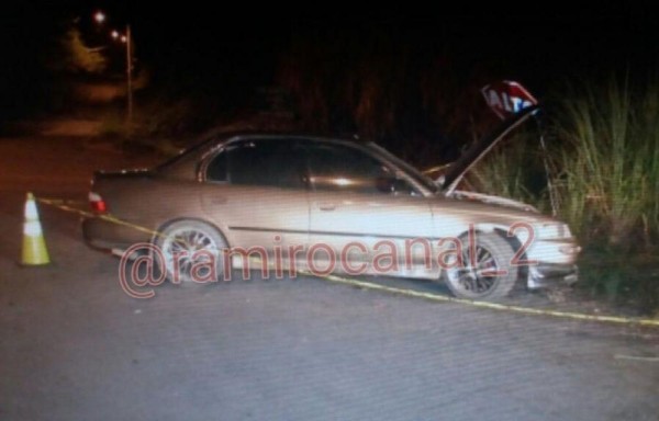 Se dieron a la fuga en un Toyota Corolla color beige.