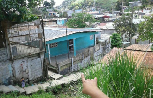 Aracelis salvó a su hijo, pero falleció en la puerta de esta casa.