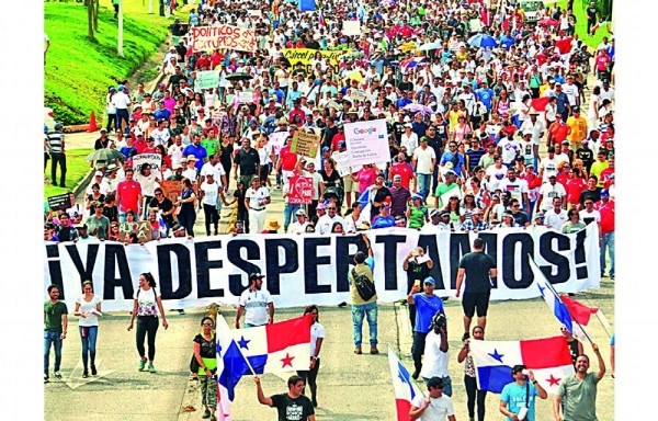 ‘Ya despertamos', una consigna de los obreros en una manifestación.