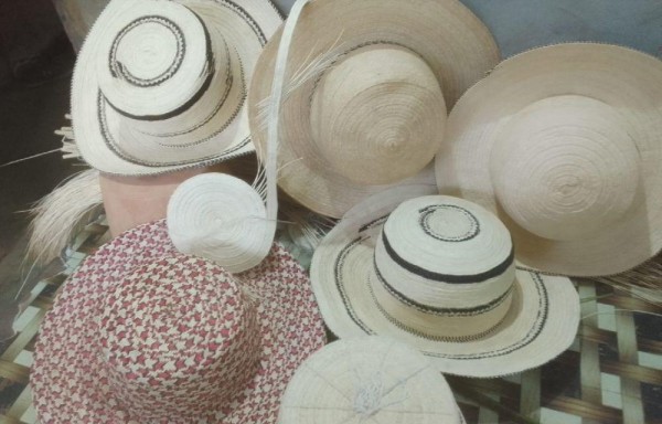 El sombrero pintao confeccionado a mano es auténticamente panameño y forma parte del vestido típico.