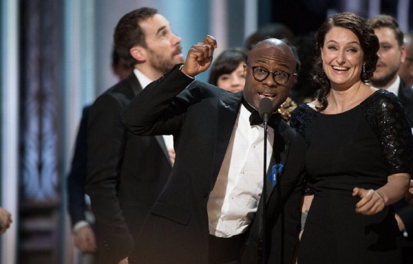 El director Barry Jenkins posa con su estatuilla a mejor película por ‘Moonlight'.