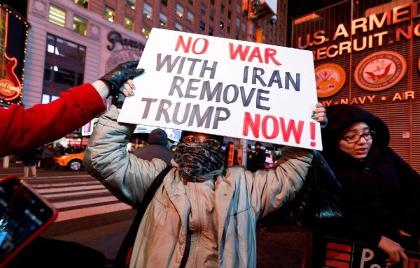 En Nueva York se registraron protestas en contra de una posible guerra con Irán, culpan a Trump.
