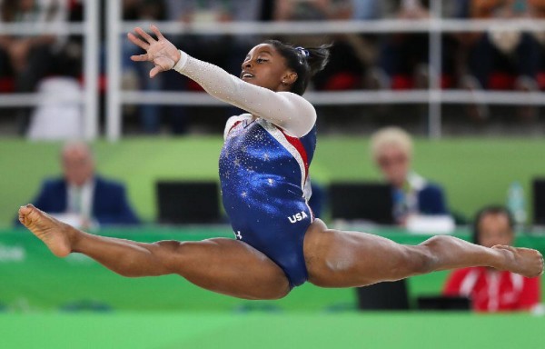 Biles, siempre sorprende con unas rutinas perfectas.