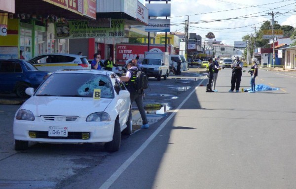 Así quedó el auto que golpeó primero a la víctima.