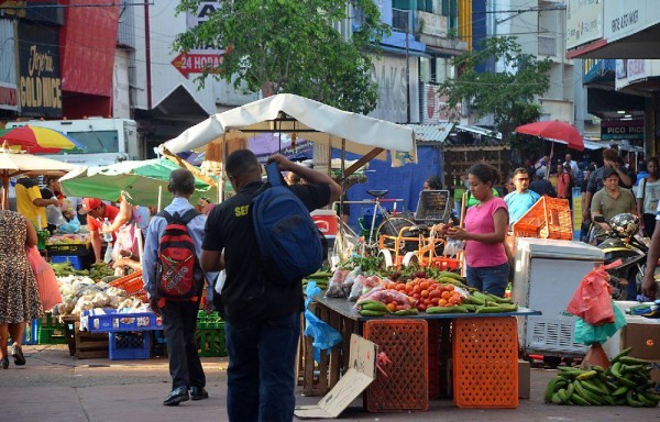 En Calidonia y La Peatonal la venta informal de alimentos y ha proliferado a gran escala.