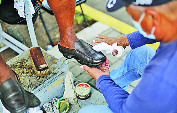 Amado, más de 20 años lustrando zapatos