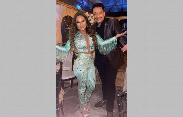 Cristian Aizpú, detrás de los vestidos de Sandra Sandoval