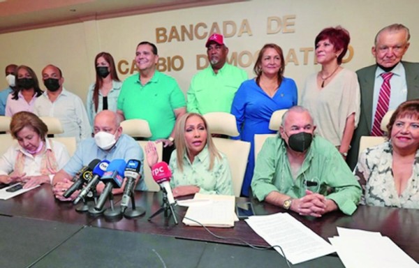 15 diputados fueron expulsados del CD.