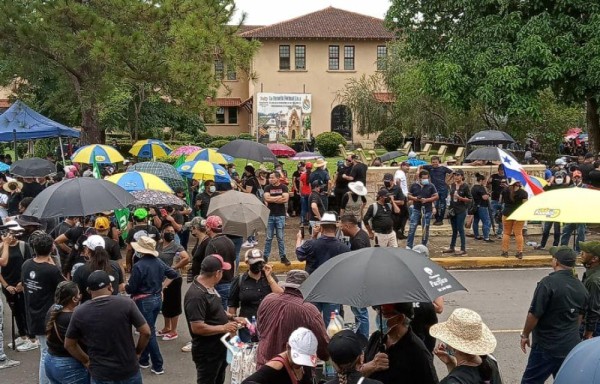 Retoman negociaciones para terminar la crisis