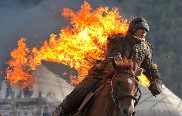Aziz Ahmad, para este se utiliza caballos con fuego, patrocinados por personas adineradas del lugar.