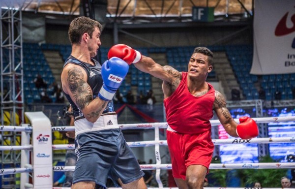 El púgil panameño Israel Duffus, lanzando un golpe al boxeador croata Marko Calic.