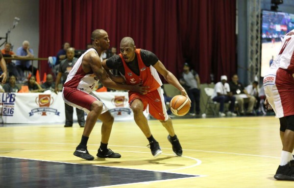 El veterano Mauricio Watson encestó 11 puntos y capturó 10 rebotes ante los Halcones.