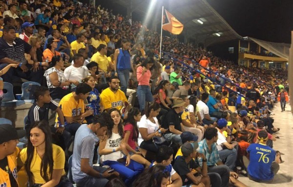 Los fanáticos han apoyado con todo a los dos equipos de Azuero.