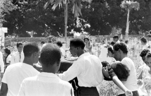 Una mujer herida es socorrida por estudiantes en la gesta patriótica.