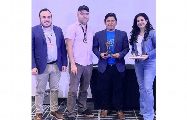 El peruano, Renato Terry, recibiendo su premio.