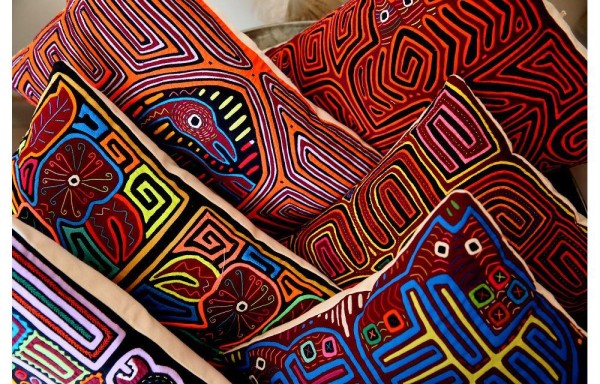 Fabrican cojines decorados con molas.