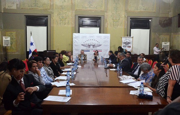 Los periodistas se reunieron con el ministro Henríquez.