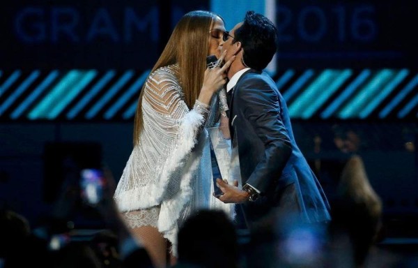 El beso entre expareja se dio en la gala de los Grammy.