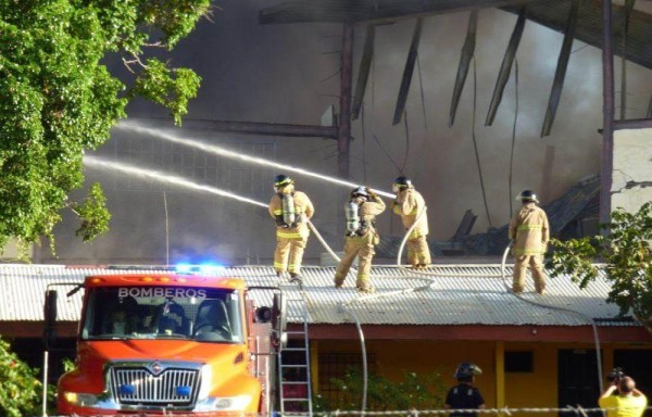 Demoraron tres horas en controlar el fuego, los hidrantes cercanos no tenían agua.