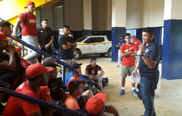 Raúl Domínguez conversando con los peloteros en Chitré.