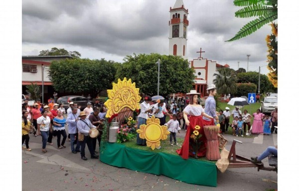 Hubo coloridos desfiles folclóricos y de carretas.