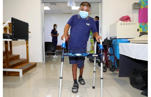 Nicolás Urieta, el hombre que aprende a caminar a sus 50 años 