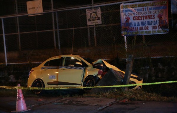 Auto se fue a una cuneta.