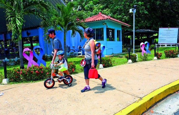 La casa club, área de patinaje, piscina, canchas que requieren rehabilitación.