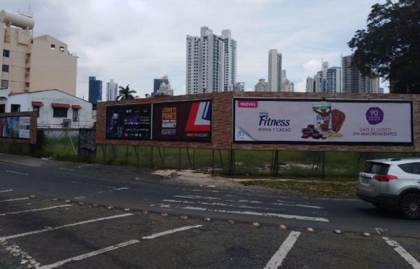 Tras demoler el emblemático teatro, solo quedó un lote baldío.