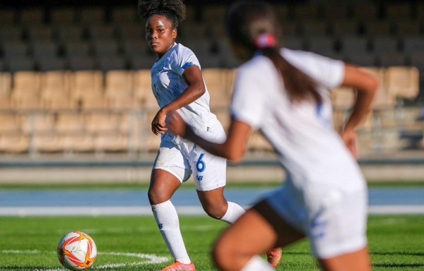 Panameñas se comen su arepa