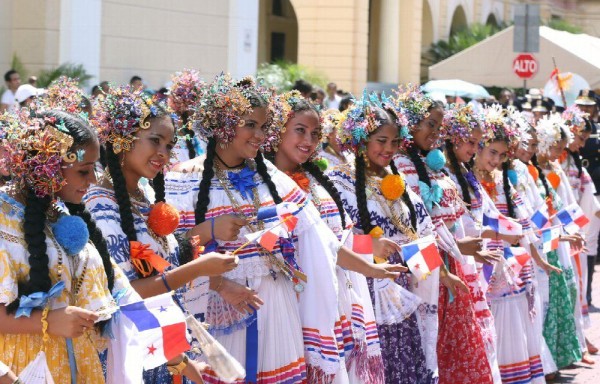 La pollera engalanó a hermosas jovencitas en el desfile del 4 de noviembre.